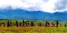 Una de las grandes tribus marchando, Irian Jaya, Indonesia
