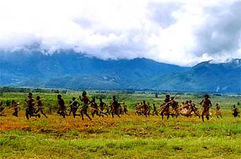 Una de las grandes tribus marchando, Irian Jaya, Indonesia