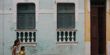 Madre e hija en calle de Olinda, Pernambuco, Brasil