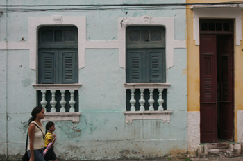 Madre e hija en calle de Olinda, Pernambuco, Brasil