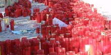 Cirios depositados en la estación de Atocha en recuerdo de las v