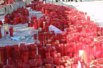 Cirios depositados en la estación de Atocha en recuerdo de las v