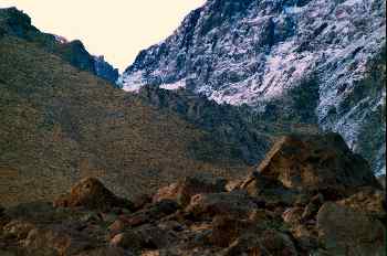 Ladera nevada del Monte Toubkal, Marruecos