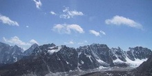 Sierra de alta montaña con nieve