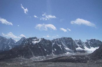 Sierra de alta montaña con nieve