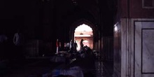 Rezo y descanso en una mezquita, Delhi, India