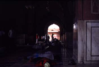 Rezo y descanso en una mezquita, Delhi, India