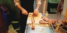 Preparando un pincho de carne en un restaurante