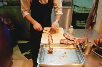Preparando un pincho de carne en un restaurante