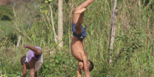 Niños hacen acrobacias, Quilombo, Sao Paulo, Brasil