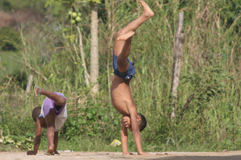 Niños hacen acrobacias, Quilombo, Sao Paulo, Brasil