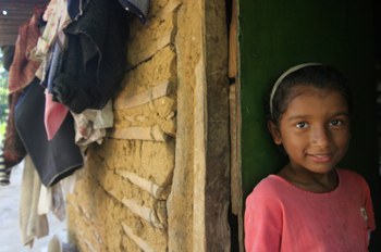 Niña delante de su casa en Quilombo, Sao Paulo, Brasil