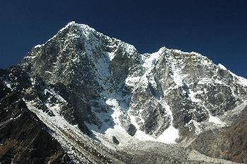 Acercamiento de montaña rocosa con nieve