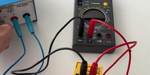 Efecto del cambio del voltaje de la corriente que circula por un solenoide en un segundo solenoide conectado a un amperímetro