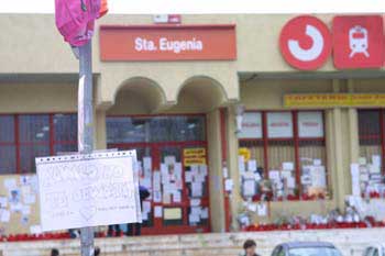 Mensajes a la entrada de la estación de Santa Eugenia