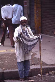 Hombre cruzando una calle, Calcuta, India