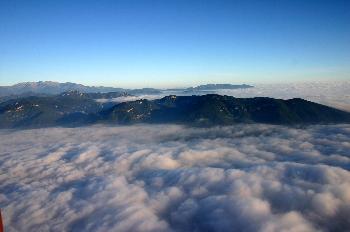 Montañas del Prepirineo catalán en nubes, Cataluña