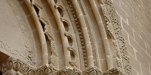 Detalle de la puerta. San Miguel de Foces, Huesca