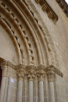 Detalle de la puerta. San Miguel de Foces, Huesca