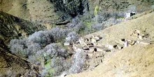 árboles secos y pueblo en un valle cercano a Agouim, Marruecos