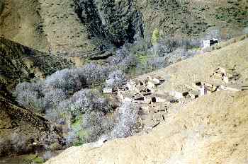 árboles secos y pueblo en un valle cercano a Agouim, Marruecos