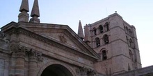 Vista parcial de la puerta y torre de la Catedral de Zamora, Cas