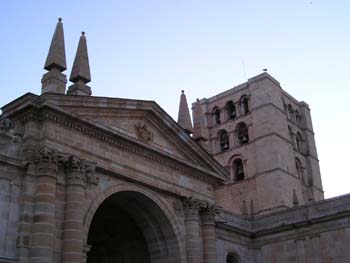 Vista parcial de la puerta y torre de la Catedral de Zamora, Cas