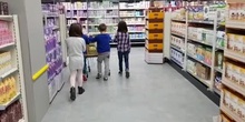 María, Virginia, Alejandro and Iván are at the supermarket