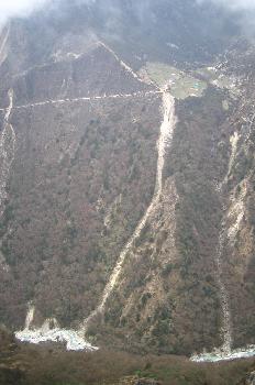 Pueblo sobre ladera de la montaña
