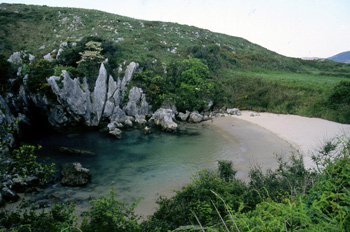 Vista hacia el noroeste de la playa de Gulpiyuri, Llanes, Princi