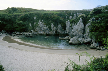 Vista hacia el noreste de la playa de Gulpiyuri, Llanes, Princip