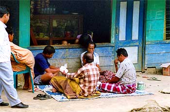 Hombres toraja con ropa típica jugando a las cartas, Sulawesi, I