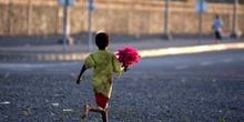 Niño con flores, Rep. de Djibouti, áfrica