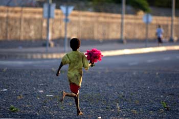 Niño con flores, Rep. de Djibouti, áfrica