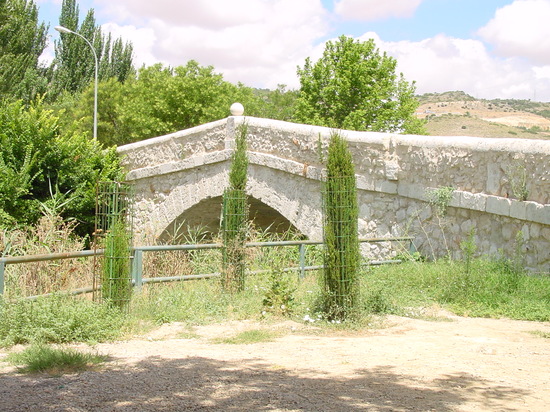 Puente medieval sobre el río Tajuña en Tielmes