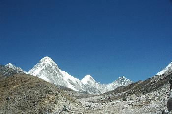 Pu Mori, Lingtren y Khumbutse vistos desde el camino Lobuche Gor