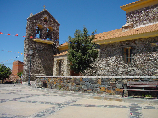 Iglesia y campanario en El Atazar