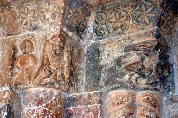 Friso y capiteles románicos