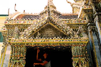 Frontón de puerta con decoración thai, Tailandia