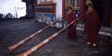 Monjes del Monasterio de Ghoom llamando a la oración, Darjeeling