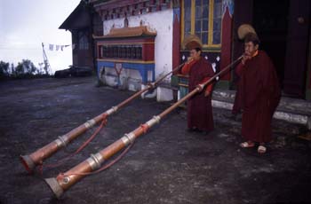 Monjes del Monasterio de Ghoom llamando a la oración, Darjeeling