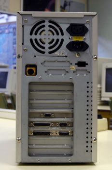 Detalle de conexiones traseras antiguas