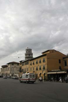 Vista de la Torre de Pisa desde la ciudad