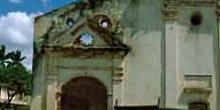 Vieja iglesia con campanario, Cuba