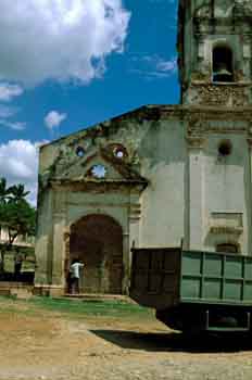 Vieja iglesia con campanario, Cuba