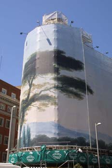 Lonas pintadas que cubren edificios en obras