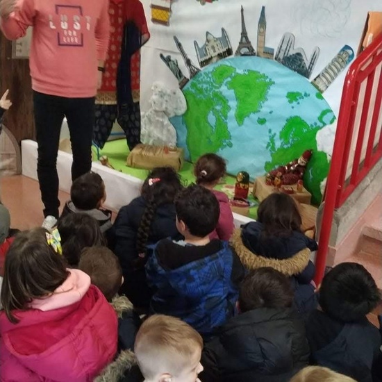 Infantil 3 años y 1º de Primaria visitan los expositores del la 