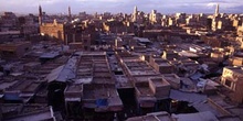 Vista de ciudad vieja de Sanaa, con el mercado en primer término