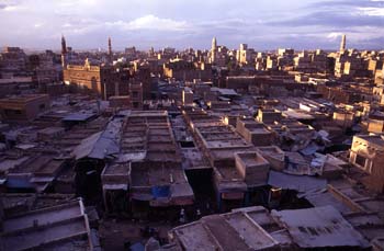 Vista de ciudad vieja de Sanaa, con el mercado en primer término