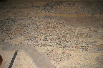 Mosaico con el mapa de Jerusalén en la iglesia de San Jorge, Mád
